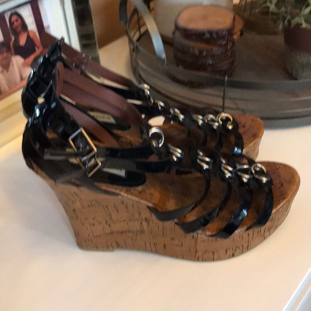 Lovely unique looking Steve Madden Wedges Size 9🖤